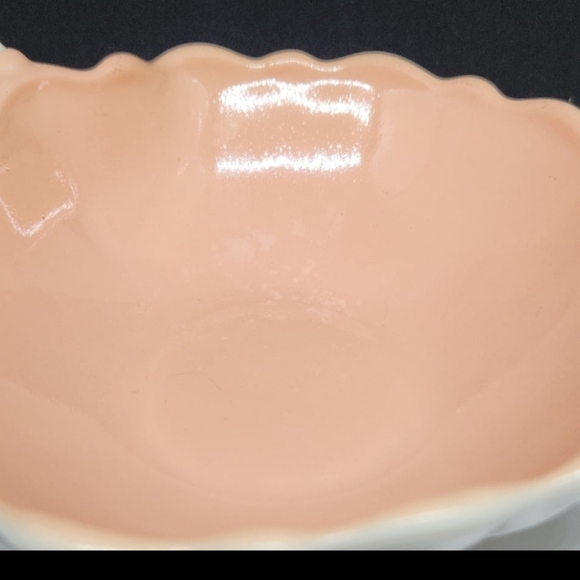 Anchor Hocking Handled Heart Bowl Oyster and Pearl White with Pink, 1938-1940 - Picture 12 of 12